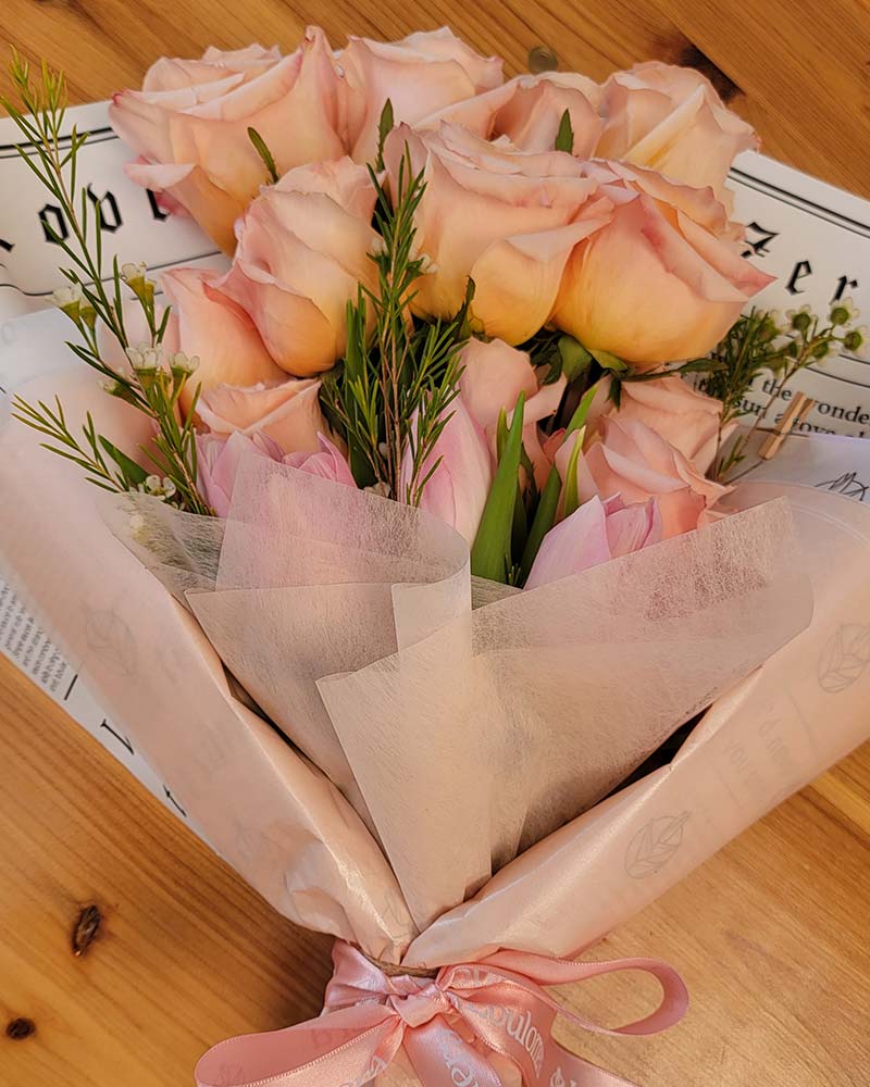 Ramo de rosas melon con tulipanes rosados