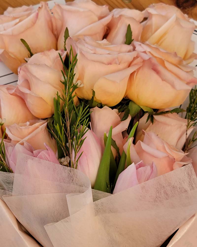 Ramo de rosas melon con tulipanes rosados