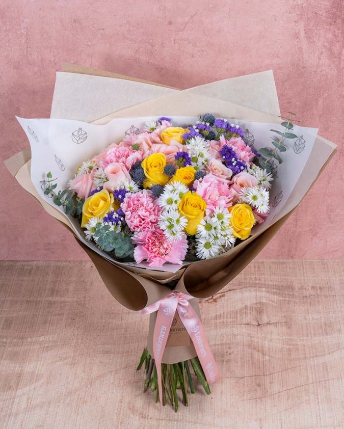 Ramo de Rosas rosadas, Rosas amarillas, Clavel importado rosado, Statice lila, Montecasino, Erigio, Silver dolar