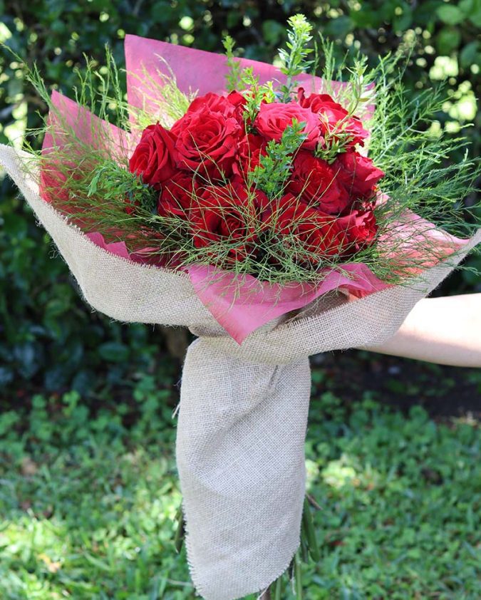 Ramo de rosas rojas con follaje especial