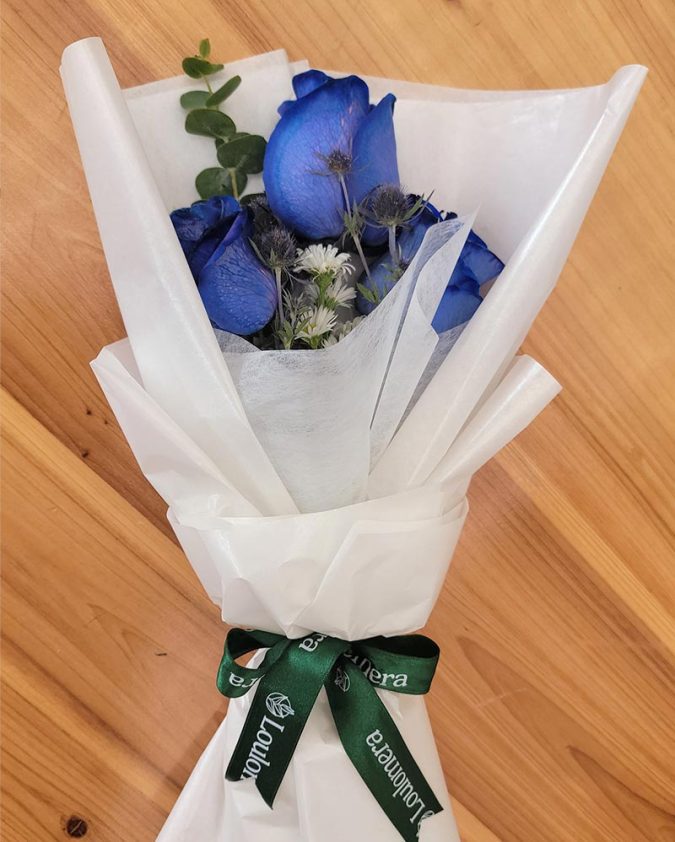 Ramo de rosas azules