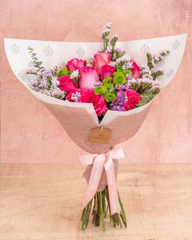 Ramo de rosas fucsias, estatices mixtos, pompon verde